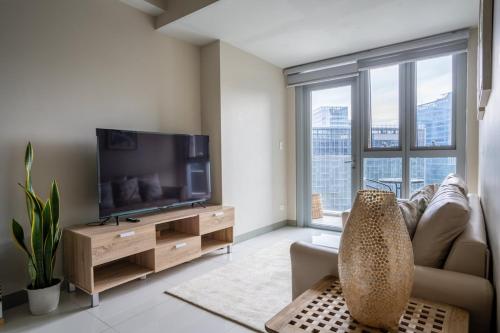 Uptown Parksuites BGC Stylish 2BR Fast WiFi Washer Balcony, Manila