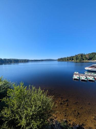 Цікаві місця поруч, Maison bord du Lac des Settons in Montsauche-les-Settons
