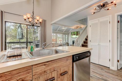 Castaway Cottage - Enjoy peace and quiet in Big Canoe in Holcomb, USA