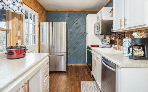 Wooded Bliss Hot Tub Single level Cabin with no Steps Rocking Chairs Fire Pit and Wooded Views - main image