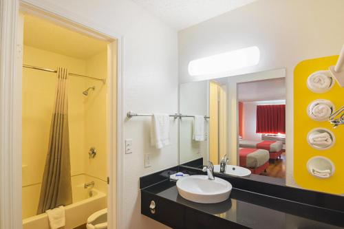 Motel 6 Dayton, OH - 화장실