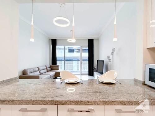 Stylish 1-Bedroom Retreat with Balcony Views, Dubai (photo 7)