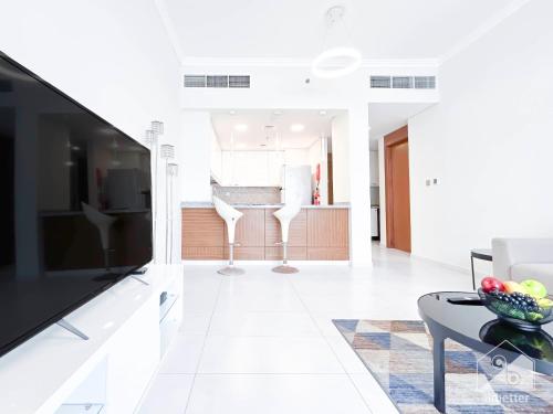 Stylish 1-Bedroom Retreat with Balcony Views, Dubai (photo 3)