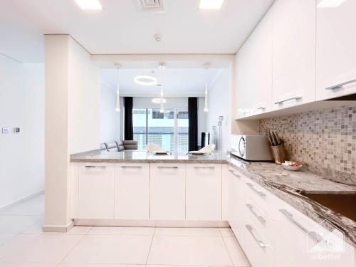 Stylish 1-Bedroom Retreat with Balcony Views, Dubai (photo 4)