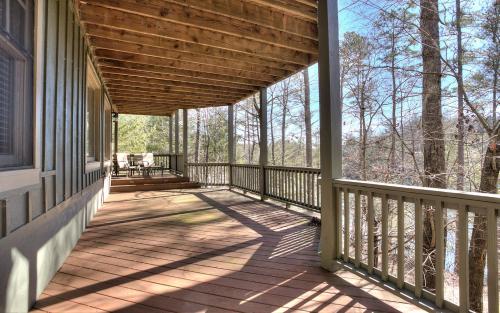 Paradise Retreat - Luxury chalet on Lake Disharoon with foosball in Marblehill, USA