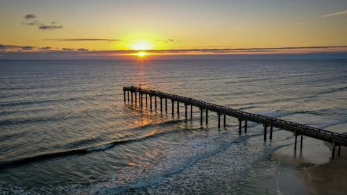 Sun Seekers Beach House- Steps from Butler Beach in Butler Beach