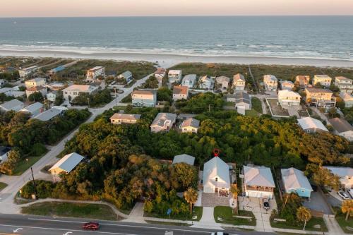 Sun Seekers Beach House- Steps from Butler Beach in Butler Beach