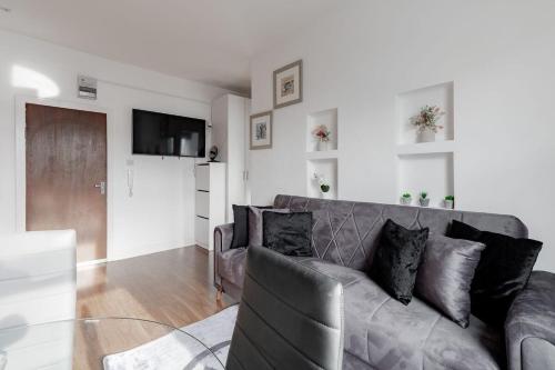 Harrow Road Vibrant Apartments! - image 4