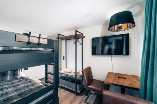 2 bunk beds