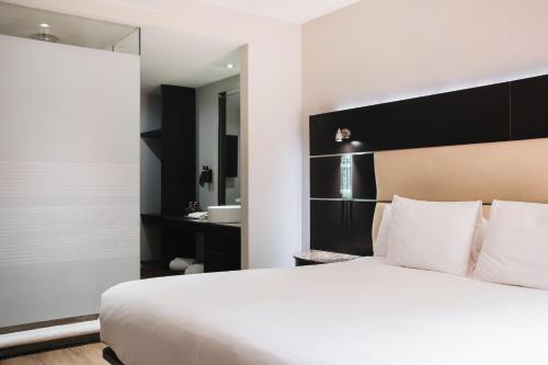 Exe Cities Reforma near Forradalmi Emlékmű