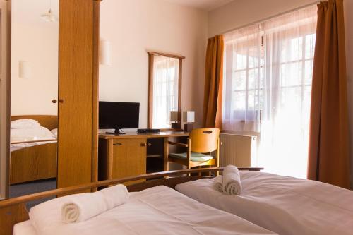 M1 Szekér Csárda Hotel és Étterem (M1 Szeker Csarda Hotel es Etterem) in Óbarok