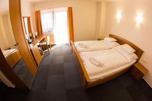 M1 Szekér Csárda Hotel és Étterem (M1 Szeker Csarda Hotel es Etterem) in Óbarok