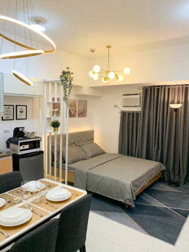 Hometel by ECR at Viceroy Residences, Манила