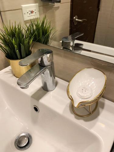 Hometel by ECR at Viceroy Residences 5