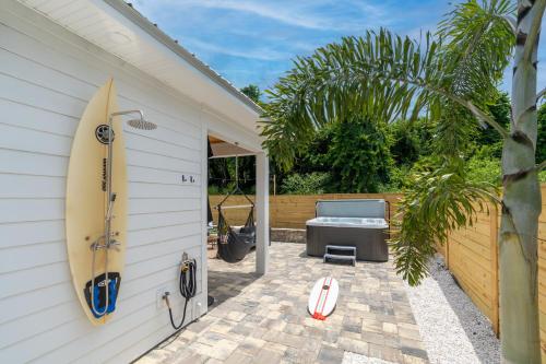 Sun Seekers Beach House- Steps from Butler Beach in Butler Beach