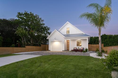Sun Seekers Beach House- Steps from Butler Beach in Butler Beach