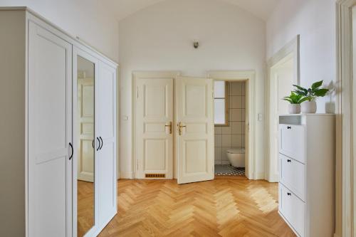 Prague Days - Deluxe Apartment with Balcony overlooking gardens in Lesser Town - image 8