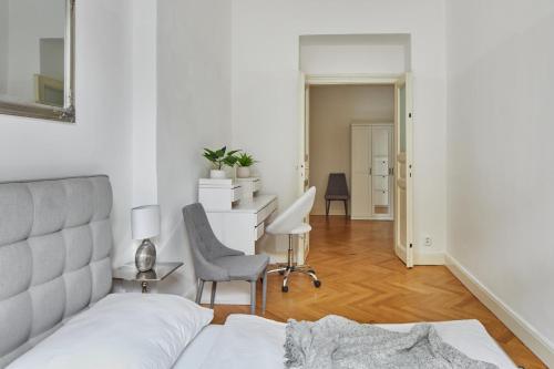 Prague Days - Deluxe Apartment with Balcony overlooking gardens in Lesser Town - image 2