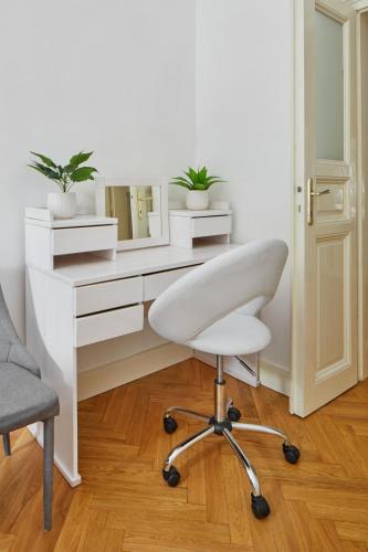 Prague Days - Deluxe Apartment with Balcony overlooking gardens in Lesser Town - image 10