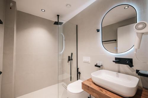 Deluxe Triple Room image 6