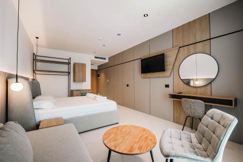 Suite with Pool View image 7