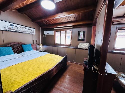 Deluxe Queen Room image 1