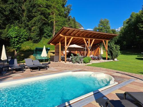  Gästehaus Almrausch, Ferienanlage mit Pool in Nassereith