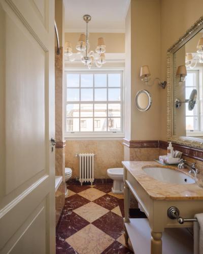 King Room image 4