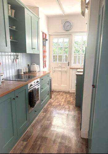 주방, Cosy Cottage with Large Garden I Semi Rural Retreat! Nearby Countryside, Beaches & Goodwood - Chiche in 이스트본