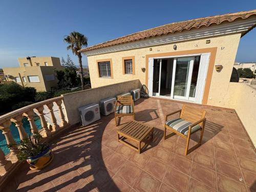 Turre Villa - 3 bedroom - sleeps 8 - R130 in Turre