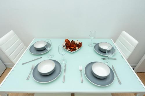 Open Mind Property - 9 Guests 5 Beds & Free Parking - image 3