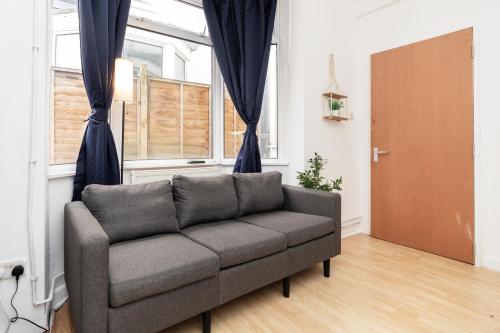 Open Mind Property - 9 Guests 5 Beds & Free Parking - image 5