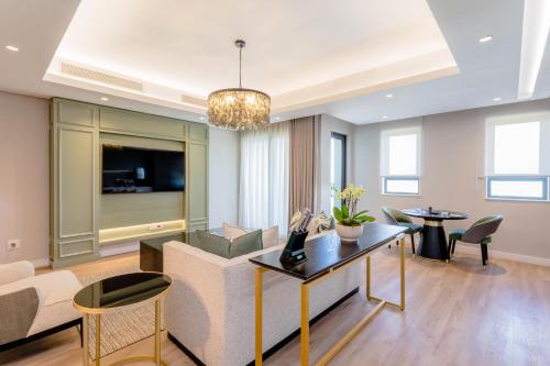Superior One-Bedroom Apartment image 2