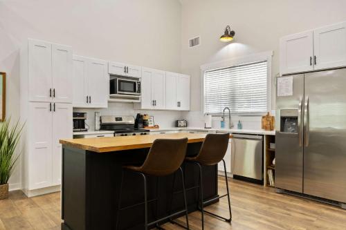 virtuve, Secluded 3BR Cabin Lake Access & Resort Perks in Westminster (SC)
