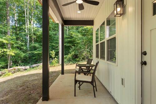 Iekārtas, Secluded 3BR Cabin Lake Access & Resort Perks in Westminster (SC)