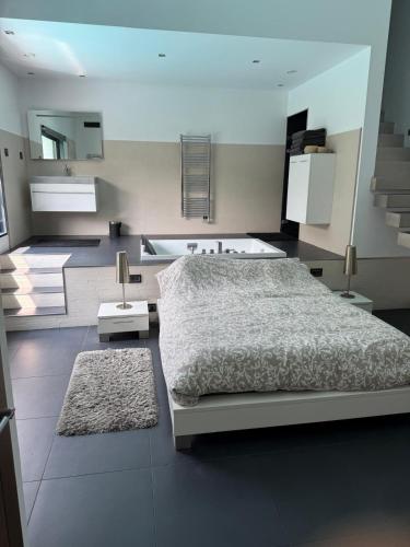 Atypical loft with private pool in Le Lavandou City Center