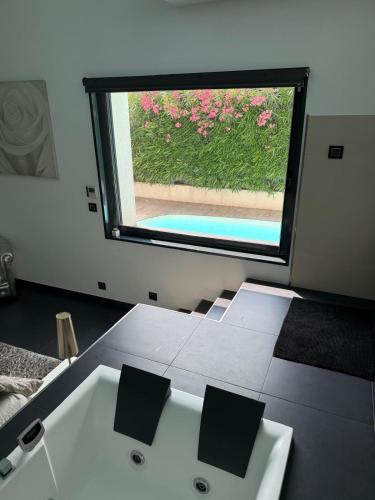 Atypical loft with private pool in Le Lavandou City Center
