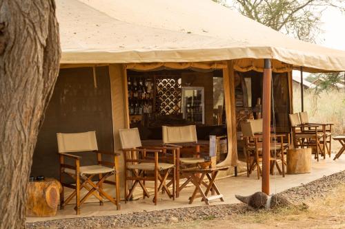 Bar/ Salón, Mawe Tented Camp in Serengeti