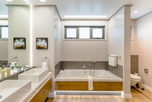 Two-Bedroom Deluxe Apartment image 1