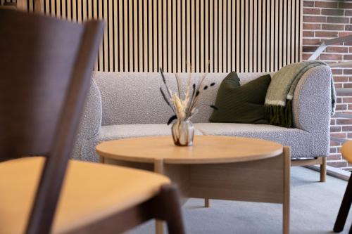 gedeelde lounge/tv-ruimte, Frederik VI's Hotel in Odense