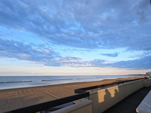 Double Room with Balcony and Sea View image 2