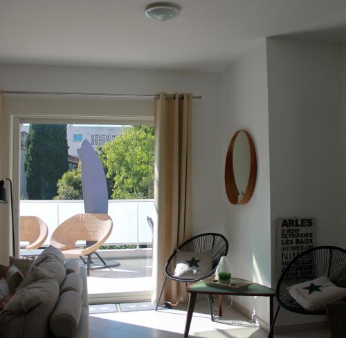 Vistas, La Maison Blanche in Arles Suburbs