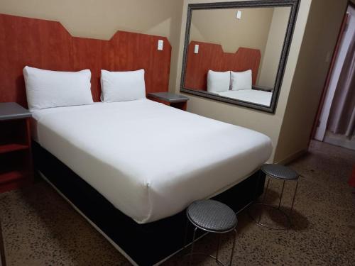 Palace Lodge Sea Cow Lake in Newlands West