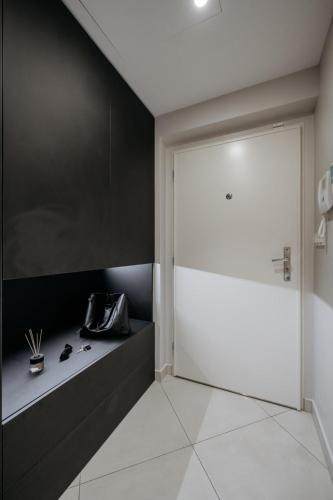 Prague Days - Studio with Balcony and Garage Parking in Smíchov - image 5