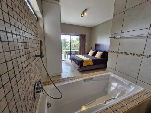 Whale Rock, Margate by MRL in 马盖特