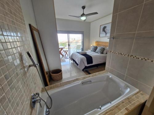 Whale Rock, Margate by MRL in 马盖特