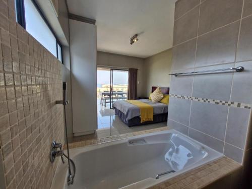 Whale Rock, Margate by MRL in 马盖特