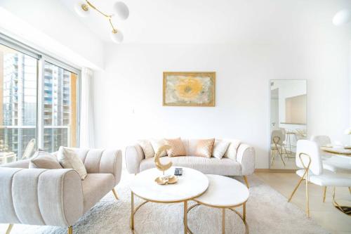 ห้องส่วนกลางสำหรับนั่งเล่น/ดูทีวี, Marina Tower - Stunning 1BHK with Marina View by Elegant Escape's near ดูไบมารีนา