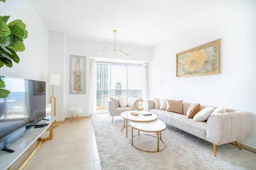 ห้องส่วนกลางสำหรับนั่งเล่น/ดูทีวี, Marina Tower - Stunning 1BHK with Marina View by Elegant Escape's near ดูไบมารีนา