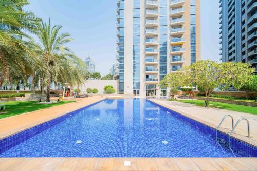 สระว่ายน้ำ, Marina Tower - Stunning 1BHK with Marina View by Elegant Escape's near ดูไบมารีนา